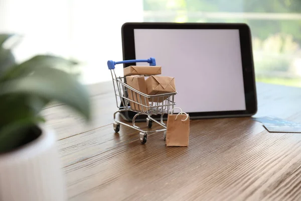 Internetshopping Liten Vagn Med Lådor Och Väska Nära Modern Tablett — Stockfoto