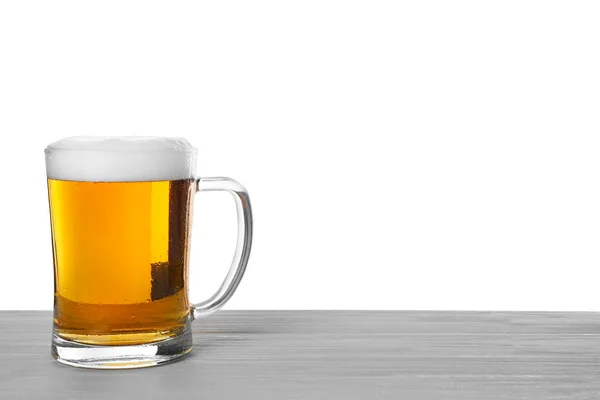 Skleněný Hrnek Chutného Piva Dřevěném Stole Bílém Pozadí — Stock fotografie