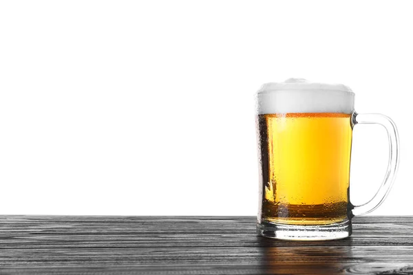 Skleněný Hrnek Chutným Pivem Černém Dřevěném Stole Bílém Pozadí — Stock fotografie