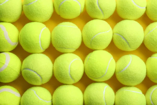 Μπάλες Του Τένις Κίτρινο Φόντο Επίπεδη Lay Αθλητικός Εξοπλισμός — Φωτογραφία Αρχείου