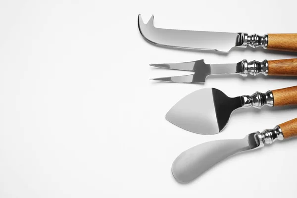Cuchillos Queso Tenedor Sobre Fondo Blanco Vista Superior — Foto de Stock