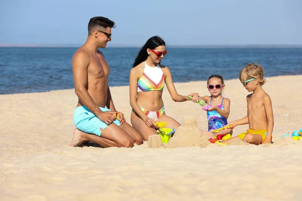 Familia Feliz Jugando Playa Arena Cerca Del Mar Vacaciones Verano — Foto de Stock