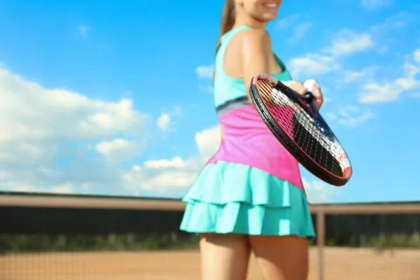 Deportiva Jugando Tenis Cancha Día Soleado Primer Plano — Foto de Stock