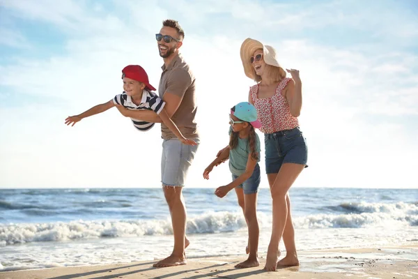 Familia Feliz Divirtiéndose Playa Arena Cerca Del Mar — Foto de Stock