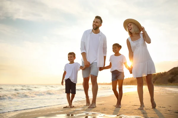 Heureuse Famille Marchant Sur Une Plage Sable Près Mer Coucher — Photo