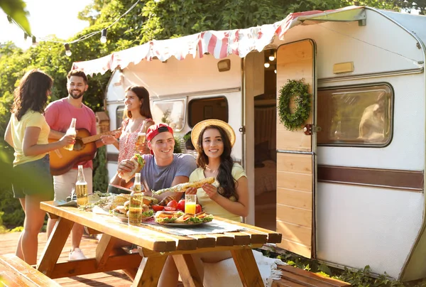 Amigos Felizes Com Bebidas Comida Perto Trailer Temporada Acampamento — Fotografia de Stock