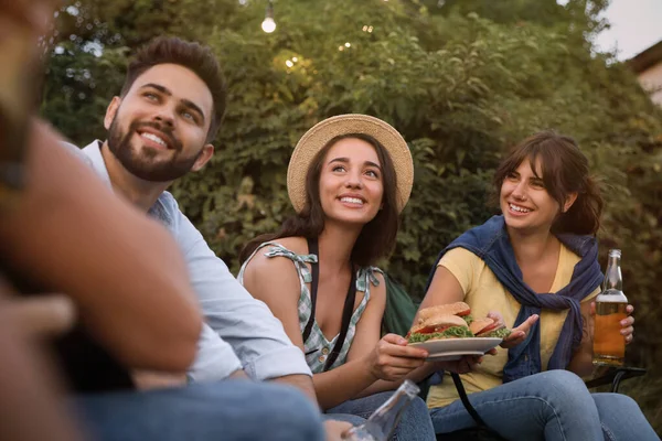 Happy Friends Burgers Beer Resting Outdoors Camping Season — Stock Photo, Image