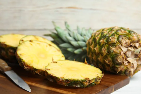 Snijdt Verse Ananas Houten Plank Close — Stockfoto