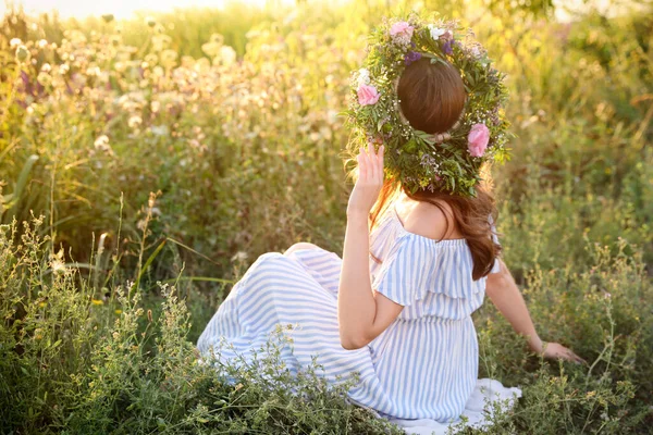 Jovem Mulher Usando Grinalda Feita Belas Flores Livre Dia Ensolarado — Fotografia de Stock