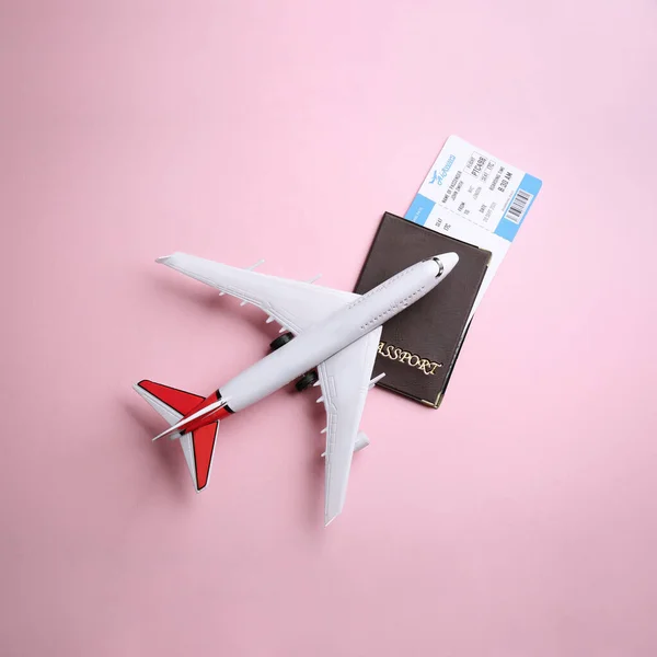 Avião Brinquedo Passaporte Com Bilhete Fundo Rosa Flat Lay — Fotografia de Stock