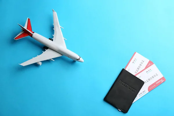 Παιχνίδι Αεροπλάνο Και Διαβατήριο Εισιτήρια Γαλάζιο Φόντο Επίπεδη Lay — Φωτογραφία Αρχείου
