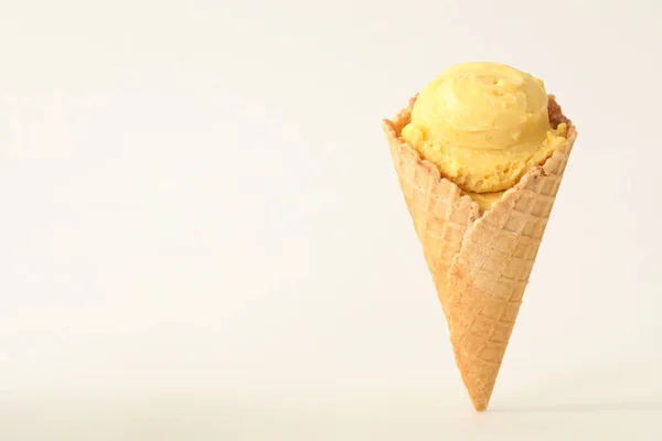 白い背景にワッフルコーンのおいしい黄色のアイスクリーム テキストのスペース — ストック写真