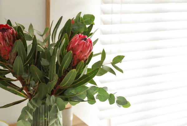 Vas Dengan Karangan Bunga Protea Yang Indah Dalam Ruangan Closeup — Stok Foto