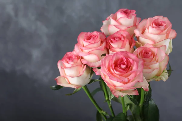 Kytice Krásné Růžové Růže Šedém Pozadí Detailní Záběr — Stock fotografie