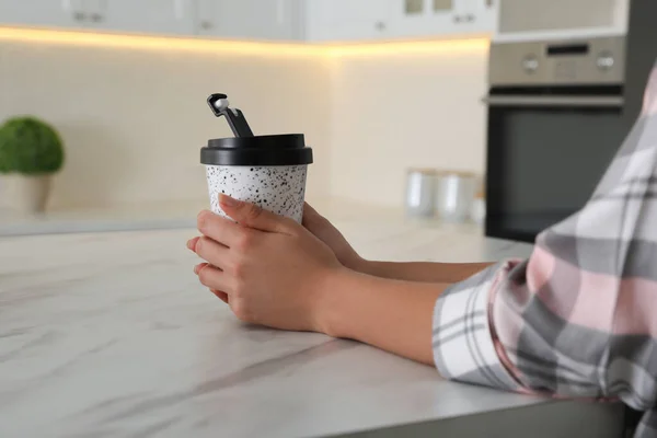 Tekrar Kullanılabilir Kahve Fincanı Olan Kadın Kapalı Bir Masada Yakın — Stok fotoğraf
