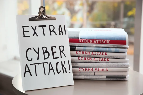 Área Transferência Com Palavras Extra Cyber Attack Jornais Mesa Close — Fotografia de Stock