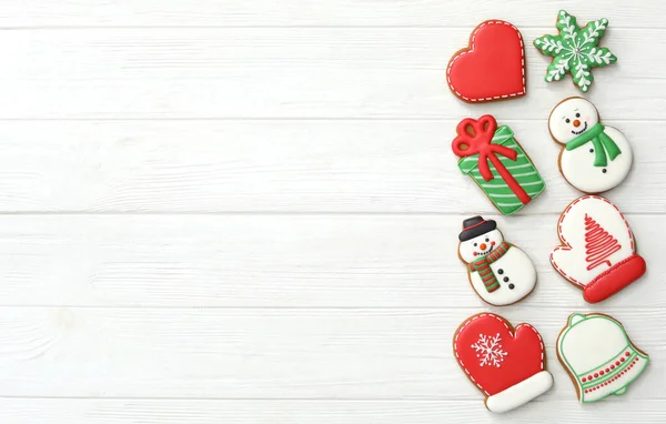 白い木製のテーブルの上に多くの異なるおいしいクリスマスクッキー フラットレイアウト テキストのスペース — ストック写真