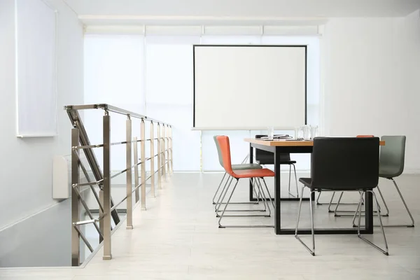 Moderno Interior Sala Reuniones Con Mesa Grande Pantalla Proyección —  Fotos de Stock