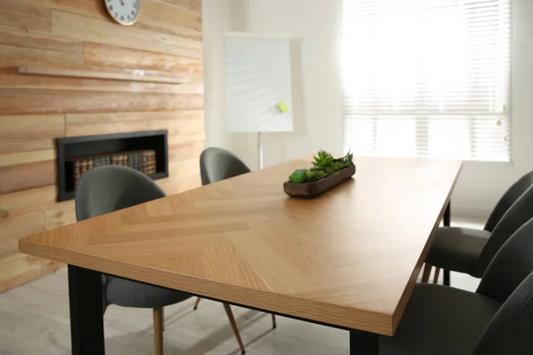 Geniş Masa Sandalyeli Modern Toplantı Odası — Stok fotoğraf