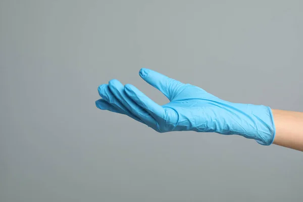 Dokter Met Medische Handschoenen Grijze Achtergrond Close — Stockfoto