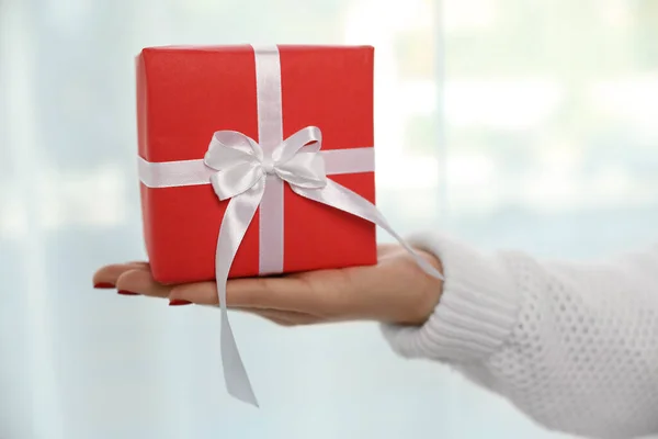 Mulher Segurando Caixa Presente Fundo Branco Close Natal Feriado — Fotografia de Stock