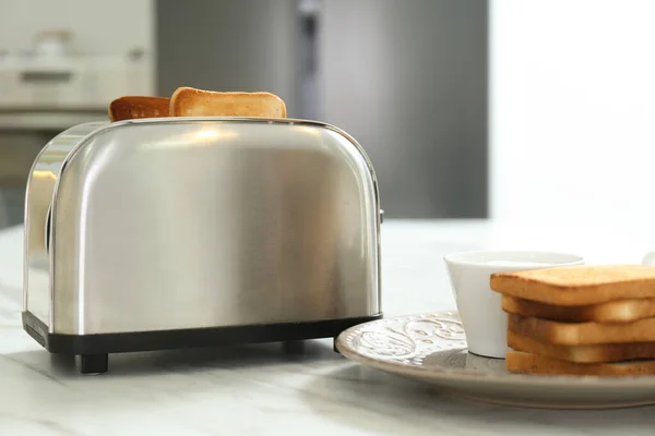 厨房里的现代烤面包机 白桌上有几片面包 — 图库照片