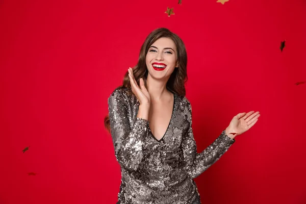 Mujer Feliz Vestido Brillante Plateado Confeti Sobre Fondo Rojo Fiesta — Foto de Stock