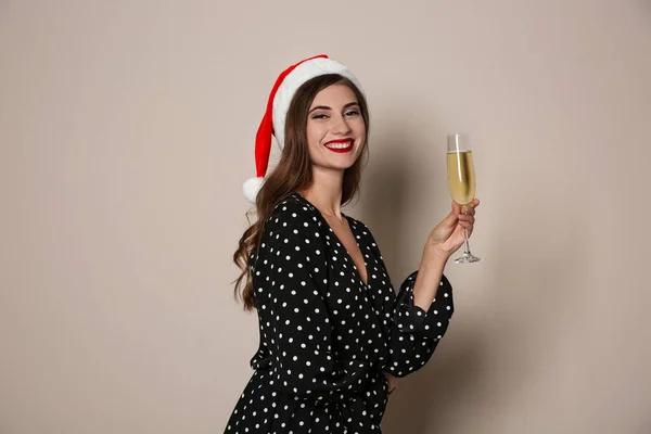 Mujer Feliz Sombrero Santa Con Champán Sobre Fondo Beige Fiesta — Foto de Stock