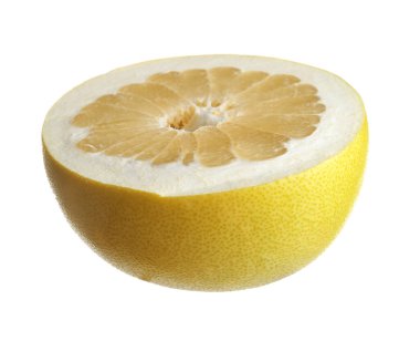 Sarı meyvelerin yarısı beyaza izole edilmiş.