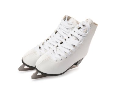 Bir çift buz pateni beyaz üzerine izole edilmiş.