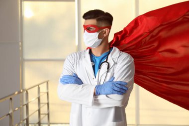Doktor içeride maske ve pelerin takıyor. Tıbbın süper kahraman gücü.