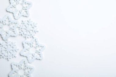 Beyaz arka planda güzel dekoratif kar taneleri, düz yatış. Metin için boşluk