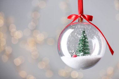 Bulanık festival ışıklarına karşı dekoratif kar küresi, yakın plan. Metin için boşluk