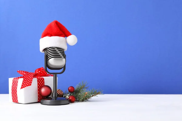 Micrófono Retro Con Sombrero Santa Claus Caja Regalo Decoración Festiva — Foto de Stock