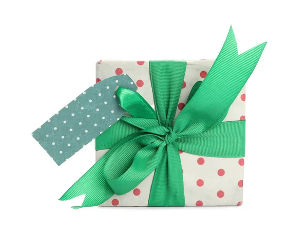 Kerstgeschenkdoos Met Groene Strik Tag Geïsoleerd Wit — Stockfoto