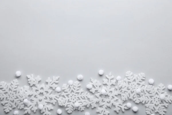 Piękne Płatki Śniegu Dekoracyjne Kulki Białym Tle Płaskie Leżały Miejsce — Zdjęcie stockowe
