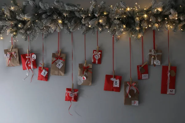 Calendario Adviento Navidad Con Ramas Decorativas Abeto Luces Hadas Colgadas — Foto de Stock