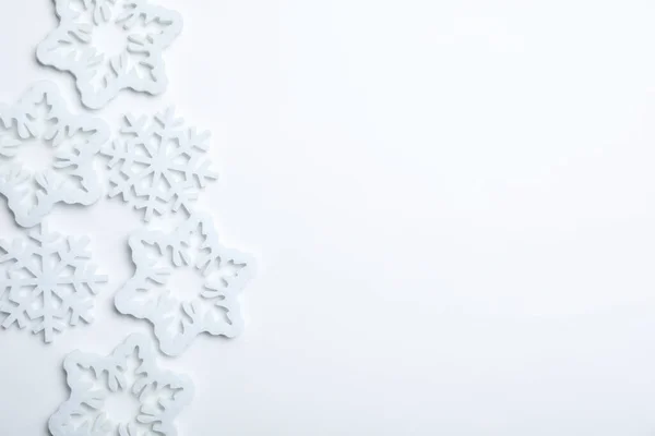 Όμορφες Διακοσμητικές Νιφάδες Χιονιού Λευκό Φόντο Επίπεδη Lay Χώρος Για — Φωτογραφία Αρχείου