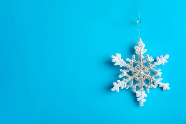 Hermoso Copo Nieve Decorativo Colgando Sobre Fondo Azul Claro Espacio —  Fotos de Stock