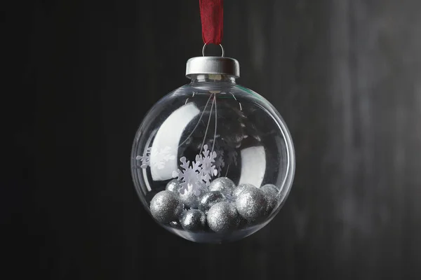 Hermosa Bola Nieve Navidad Colgando Sobre Fondo Borroso — Foto de Stock