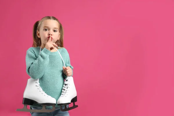 Turkuaz Örgü Süveter Giyen Pembe Arka Planda Patenleri Olan Şirin — Stok fotoğraf