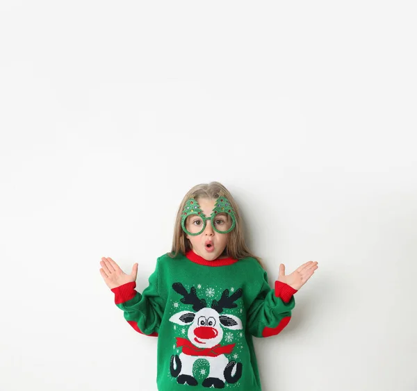 Sorpresa Bambina Maglione Natale Bicchieri Festa Sfondo Bianco — Foto Stock