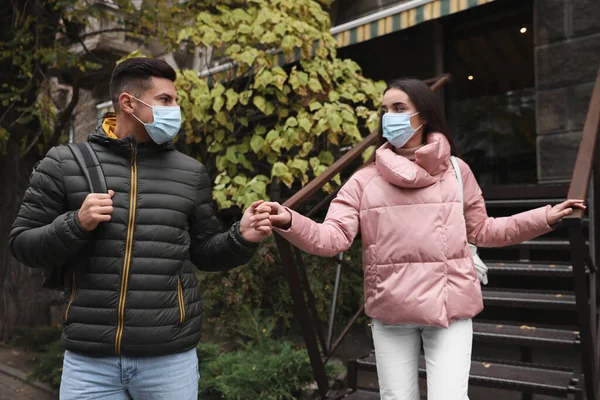 Пара Медицинских Масках Улице Личная Защита Время Пандемии Covid — стоковое фото