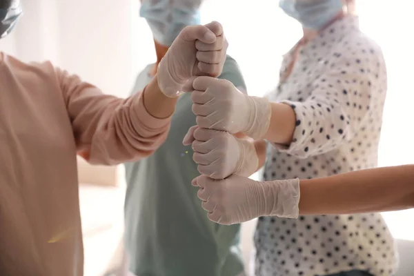 Människor Vita Medicinska Handskar Stapling Nävar Ljus Bakgrund Närbild — Stockfoto