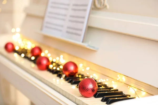 Boules Rouges Lumières Fées Sur Les Touches Piano Gros Plan — Photo