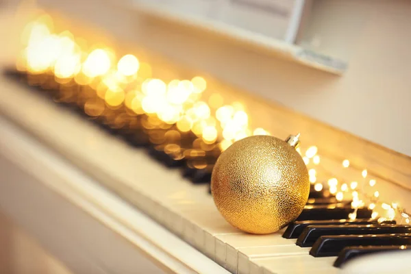 Bela Bugiganga Dourada Luzes Fadas Teclas Piano Espaço Para Texto — Fotografia de Stock
