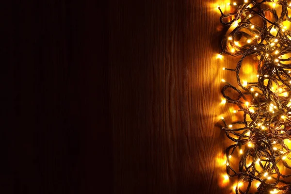 Hermosas Luces Navidad Brillantes Sobre Fondo Madera Planas Espacio Para — Foto de Stock