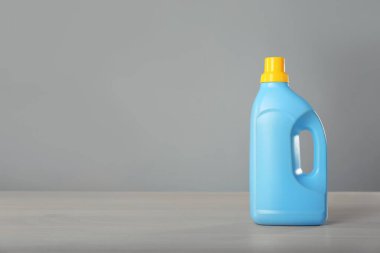 Işık masasında bir şişe temizlik malzemesi. Metin için boşluk