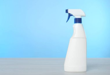 Işık masasında bir şişe temizlik malzemesi. Metin için boşluk