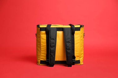 Kırmızı arkaplanda modern sarı termo çanta